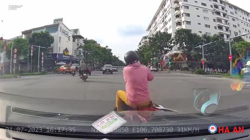 Cách căn đầu xe ô tô khi có xe máy ở đằng trước