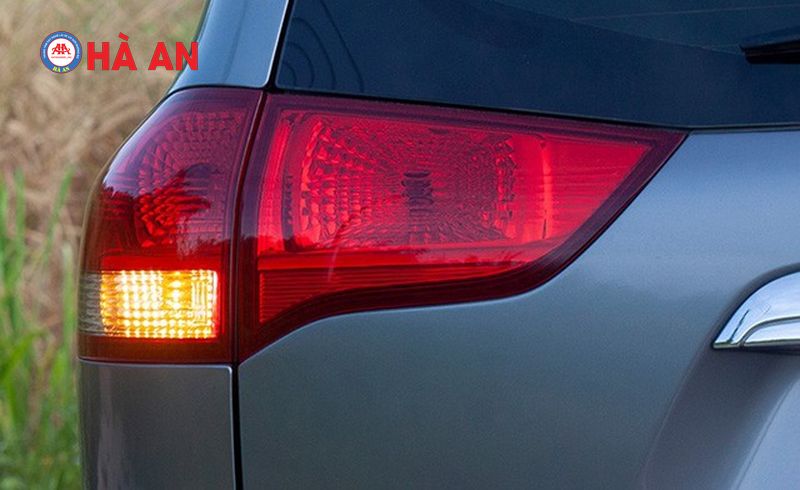 Bật đèn xi nhan khi sang đường để đảm bảo lái xe an toàn