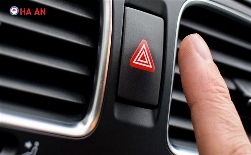 Các nút chức năng trên xe ô tô - Nút cảnh báo nguy hiểm