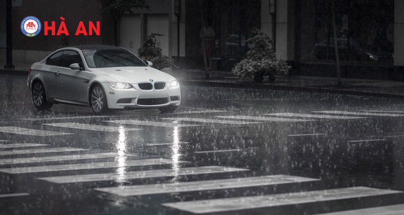 Giảm tốc, chú ý quan sát đảm bảo an toàn khi lái xe ô tô trời mưa