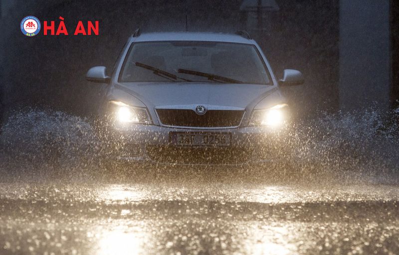 Sử dụng đèn cốt chiếu gần khi lái xe ô tô trời mưa bão