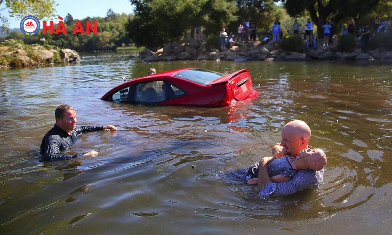 Tập luyện các kỹ năng thoát hiểm khi ô tô rơi xuống nước